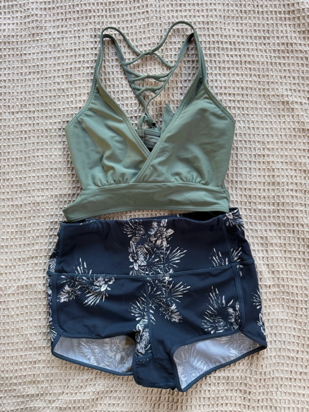 Vuori Marine Crop Top + Seascape Shortie Bikini Set w/ Bonus Prana top– Size S - Picture 4 of 10